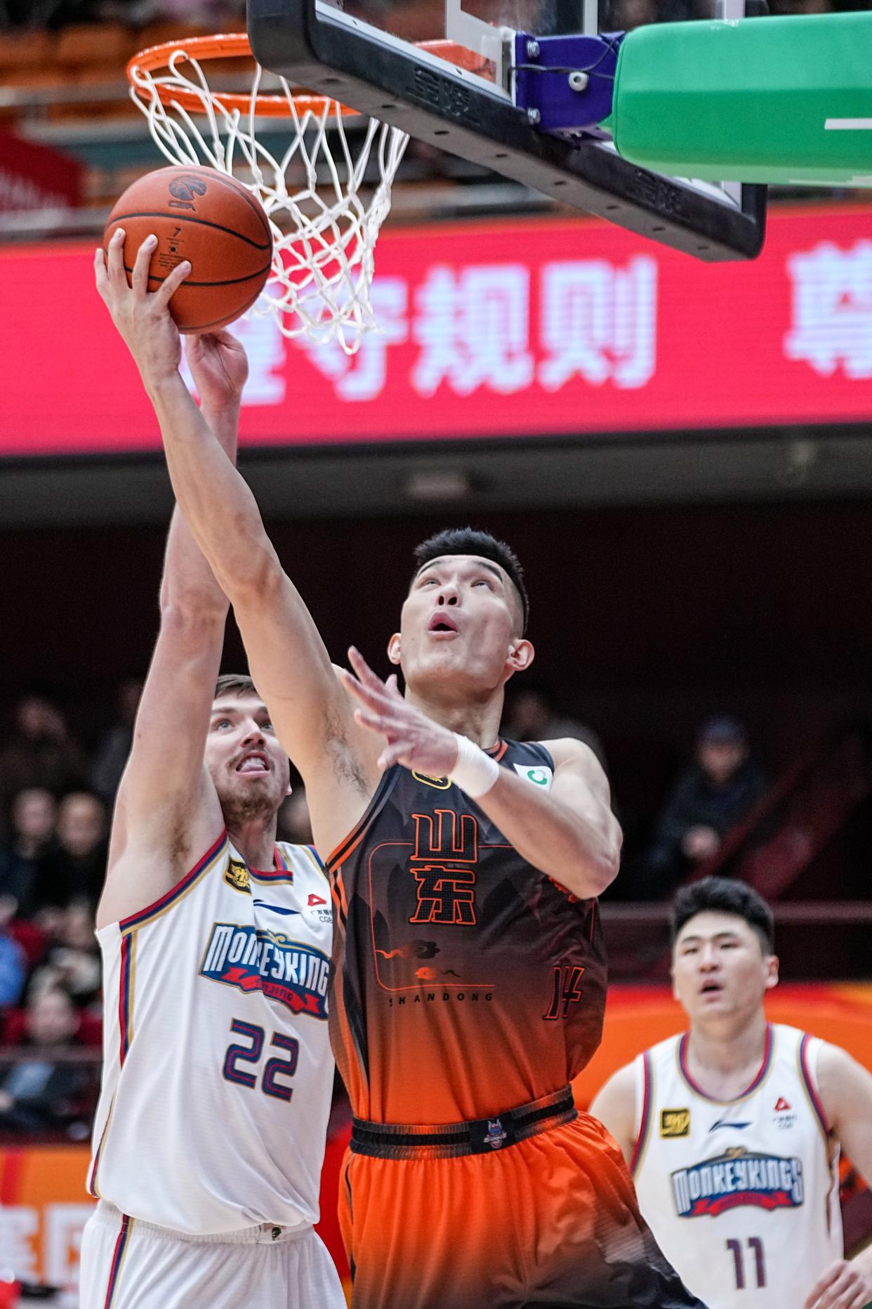 山东男篮客场获胜，展现出色的团队合作精神的简单介绍