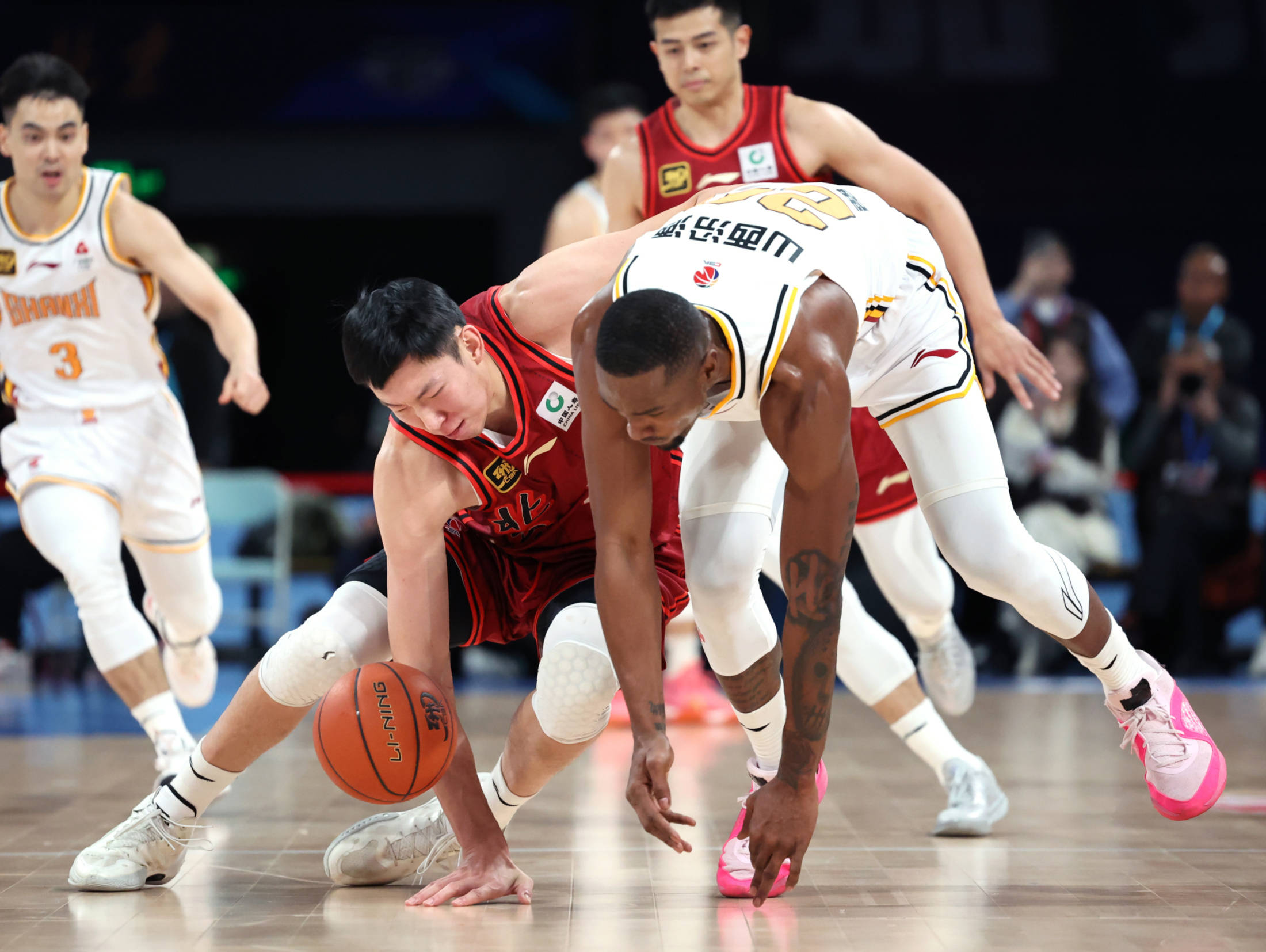 球队备战艰难，战术调整备受质疑 