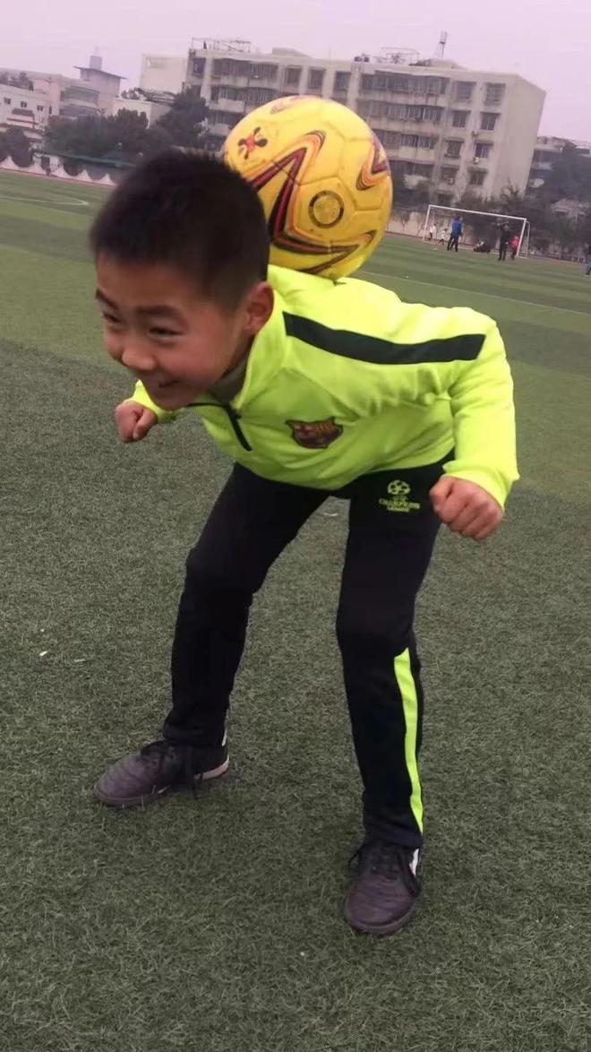 足球盛事持续发酵，球员奋勇拼搏 