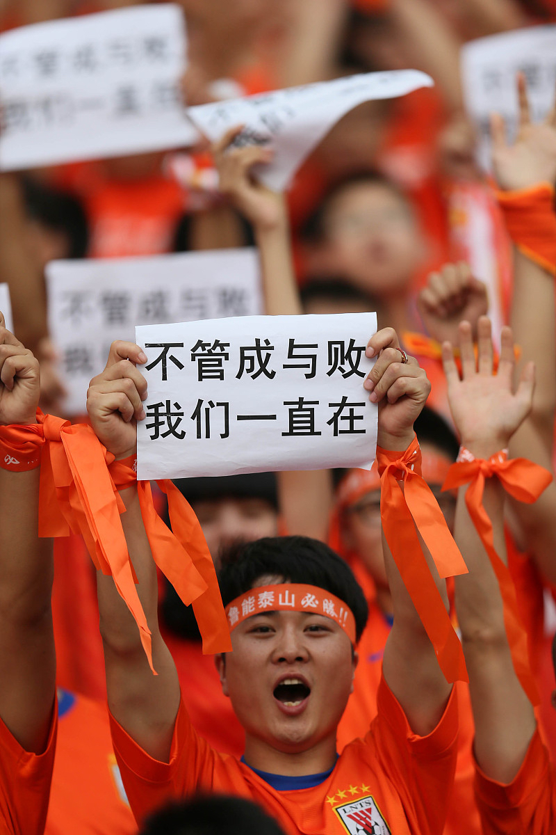 足球盛事持续发酵，球员奋勇拼搏 
