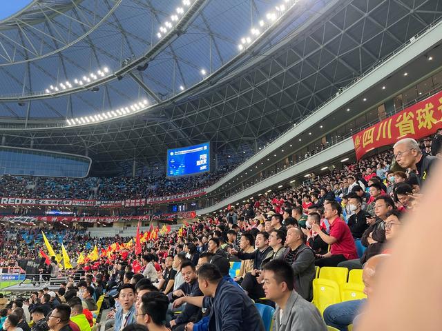 队员技艺超群，吸引众多球迷围观 