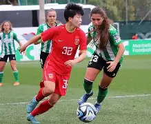 包含热辣：中国女足队长郑淼波凭实力征服全场的词条