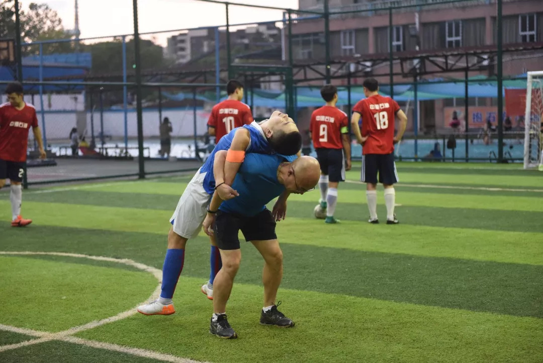战局波澜壮阔，场上球员们奋勇拼搏，决胜谁手？的简单介绍